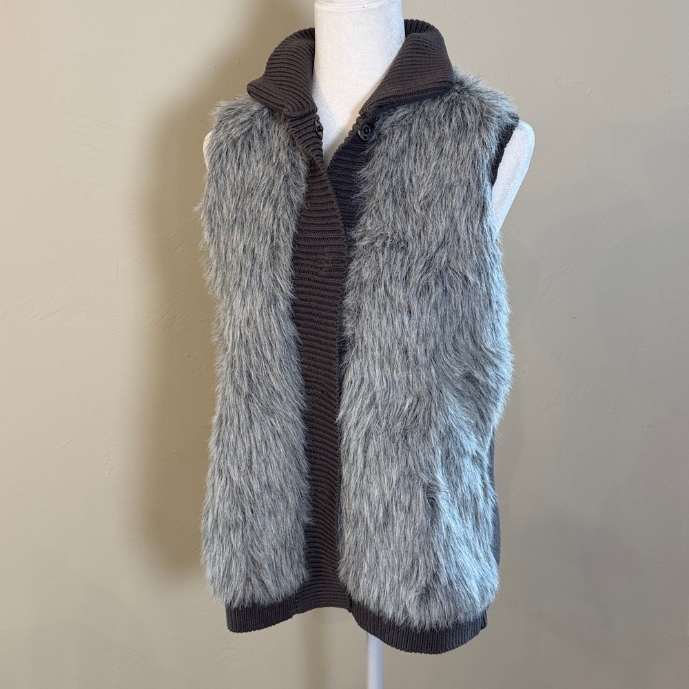 Elle Womens Sleeveless Faux Fur Snap Up Sweater Vest Size Medium Gray